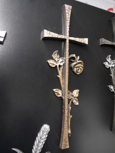 Bronzen kruis met verwelkte roos
